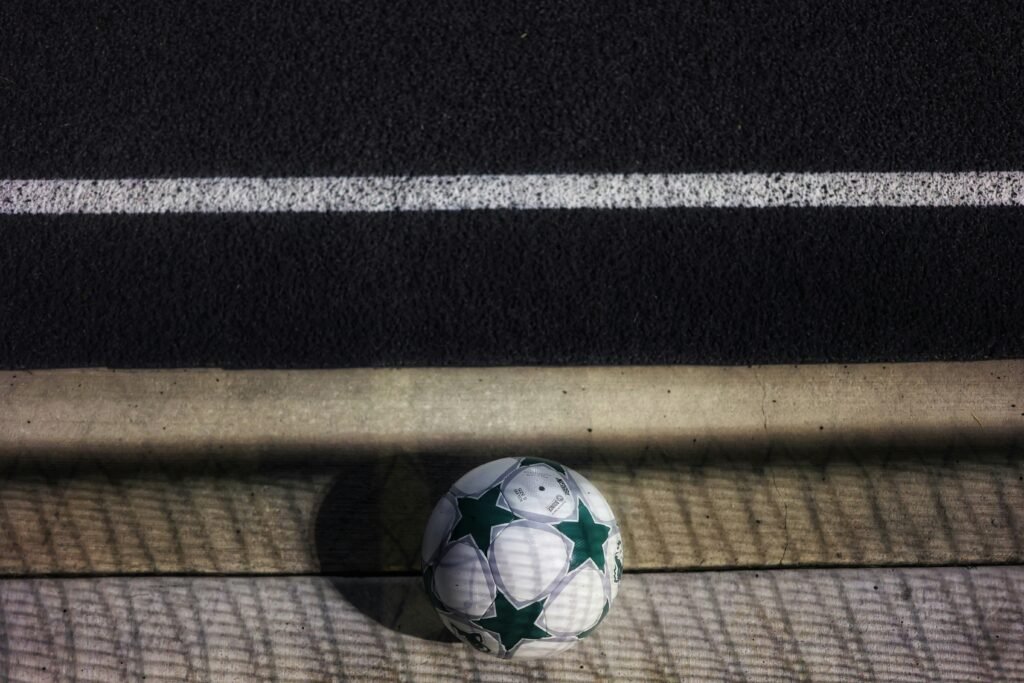 La Física Detrás de un Golpe Perfecto en el Fútbol